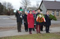 Składanie wiązanek pod obeliskiem Powstańców Wielkopolskich w Mieścisku