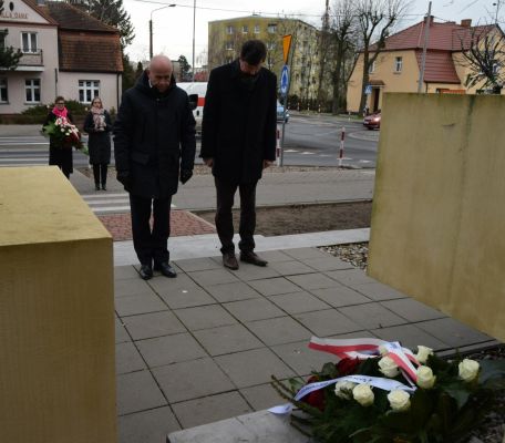 80. rocznica wyzwolenia Wągrowca - złożenie wiązanki